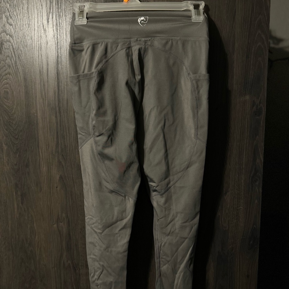 alphalete leggings with pockets on the side !